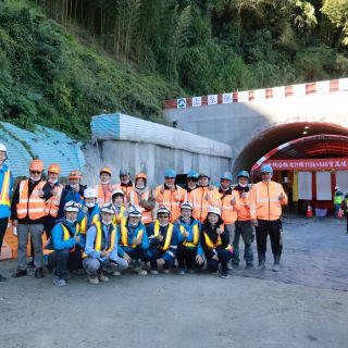 望高隧道開挖工程自109/12/21歷經了344天，終於在110/11/30完成破鏡貫通，感謝望高工務所全體同仁辛勞！