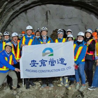 望高隧道開挖工程自109/12/21歷經了344天，終於在110/11/30完成破鏡貫通，感謝望高工務所全體同仁辛勞！